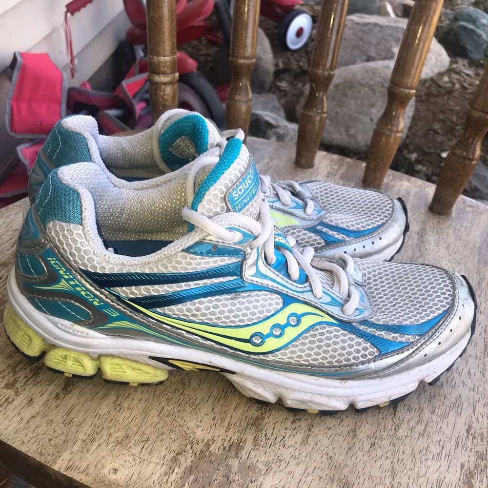 Sz 9.5 Soucony Ignition tennis shoes